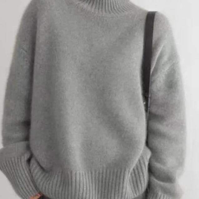Luxurious Oversized Turtleneck Cashmere Sweater for Women – Soft Warm and Elegant