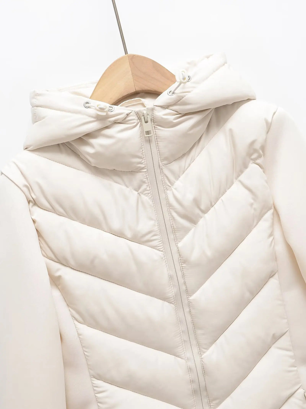Lightweight Women's Winter Jacket with Hood and Hidden Pockets for Versatile Style