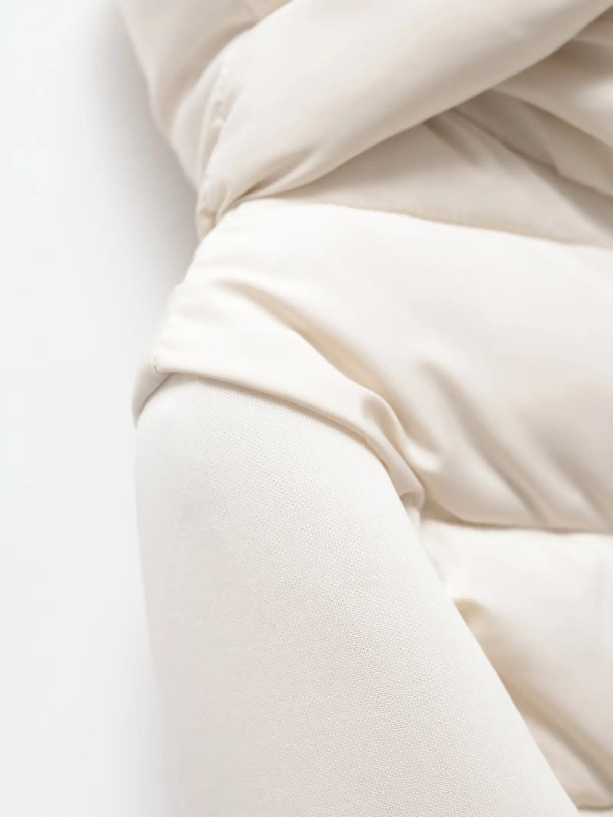 Lightweight Women's Winter Jacket with Hood and Hidden Pockets for Versatile Style